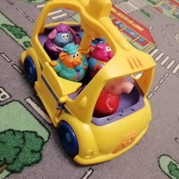 busz állatfigurákkal, peppa malaccal 4000ft