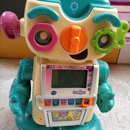 Vtech robot beszéddel, mozgással, kézügyességet fejlesztő elemekkel, fényekkel 5000ft 