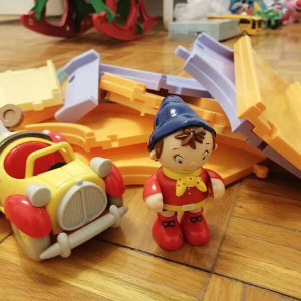 Noddy autópálya felhúzható autóval 4000ft