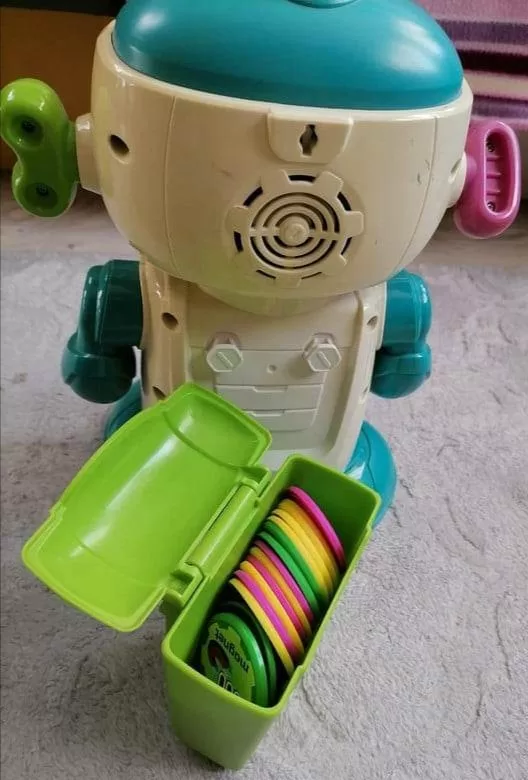 A betű zsetonokat bele lehet rakni a robotba és kimondja, kiírja. 