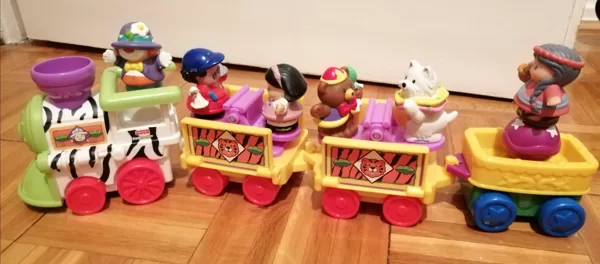 Fisher price zenélő kisvonat mozgatható elemekkel, figurákkal 5500ft